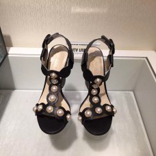 Gucci Leather t-strap sandal 424886 black